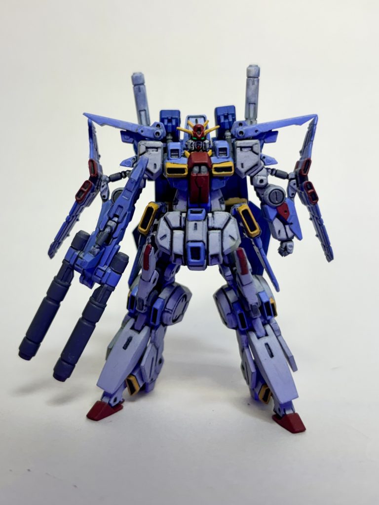 メインカラーはすみれ色にしてみました。胴はポリキャップを挟んで1.2mm底上げ、バックパックも2㎜ほど接着位置を上にあげています。 