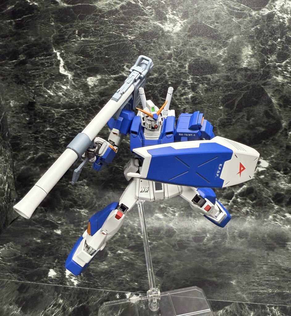 バズーカはグリップの可動しないフォーエバーガンダム付属の物を使ったので、手首側に角度を付けて持たせています。