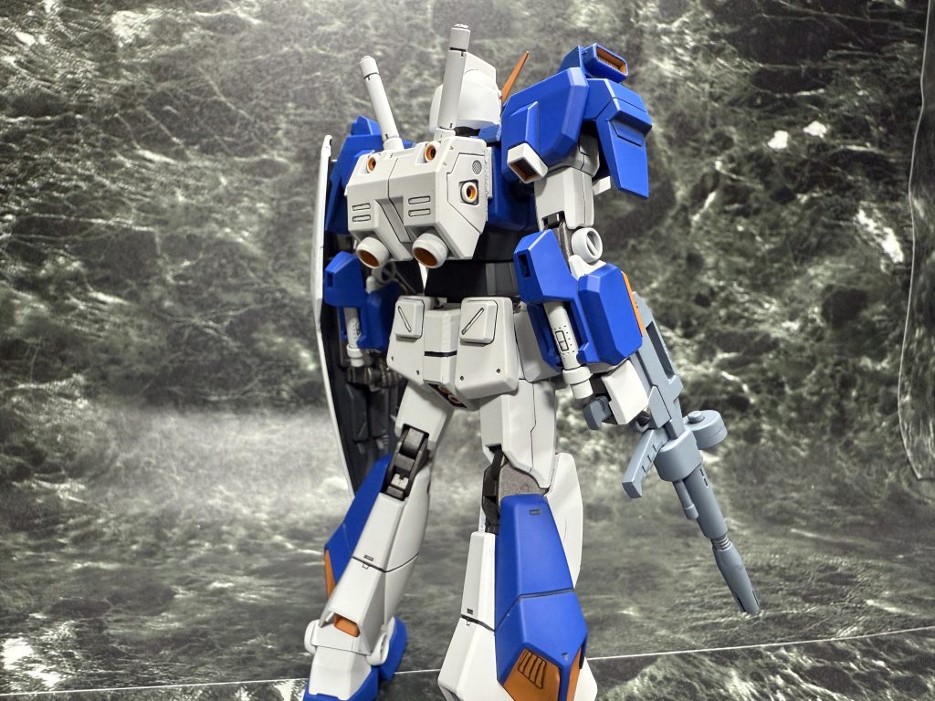前腕のガトリング はオミットして、予備のビームサーベルラックに換装。ここはフォーエバーガンダムのままです。