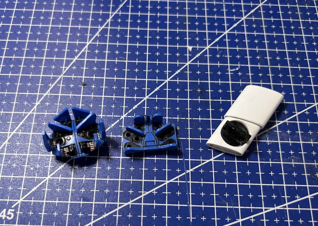 そのままではうまく塗れず、一度部品を一部切り部分塗装して、再接着したパーツです。