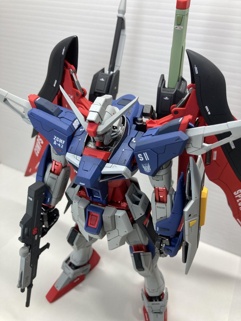 本当はアロンダイトと、ビーム砲を構えてポージングさせたいのですが、艶消し仕上げ、タイトなクリアランス、肩関節と稼働指のハンドパーツが緩くポージングが出来ないのが悩みです…(折角のデスティニーなのに(´°̥̥̥̥̥̥̥̥ω°̥̥̥̥̥̥̥̥｀))更に、急いで作ったためところどころに目立つやらかしがあり、悔しいことに…