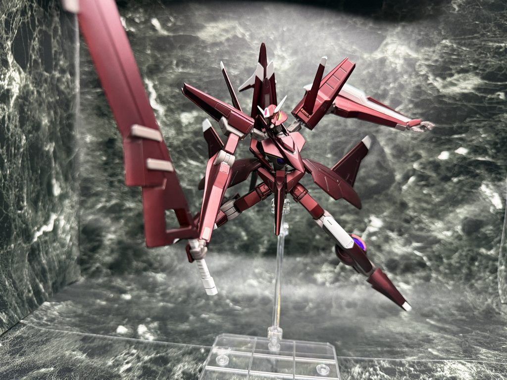 腕部関節類については、手首をHGCEストライクフリーダムのKPS(柔らかプラ?)に、肘部分もプラ板とKPSランナーで製作した物に取り替えていて、特に軽量化していないバスターソードもバッチリ保持できます。ポリキャップ使用の元関節だと、腕延長で保持力がダメになるので、肩・肘・手首の3箇所は全て新素材の物に変えてみました。