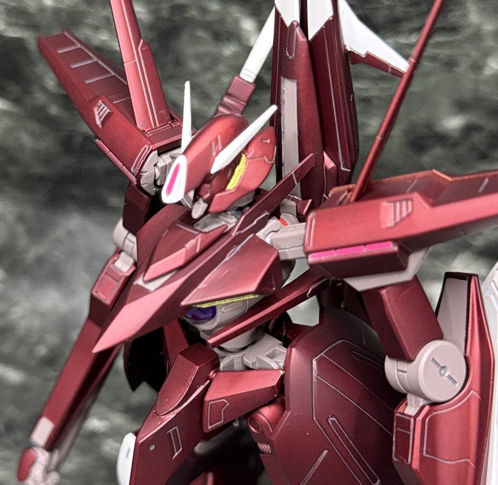 胴体と腕部の接続には、両側にサイズ違いのロールスイングジョイントを設け、自在に角度を付けられるようになっています。GNドライヴと腰関節の部分には、市販のジョイントを挟んであるので、ドライヴ本体の前後スイングが可能。おかげでかなり腰の入ったポージングがとれます。