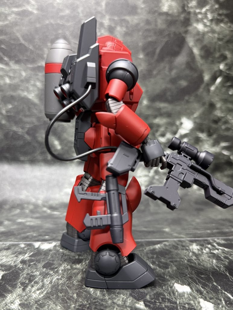 右足側面に近距離牽制用のビームスプレーガンを装備。ネオジム磁石で着脱します。