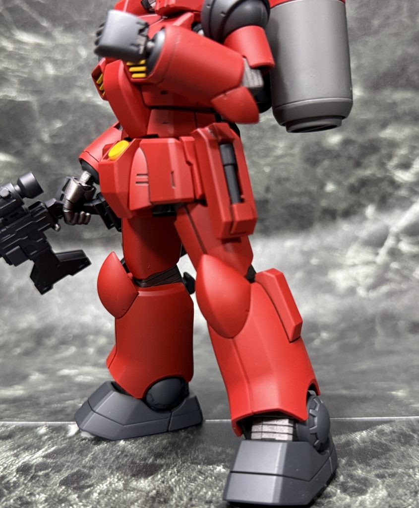 左サイドアーマーには緊急時用のビームサーベルを装備していますが、機体特性的にお守り程度の装備です。