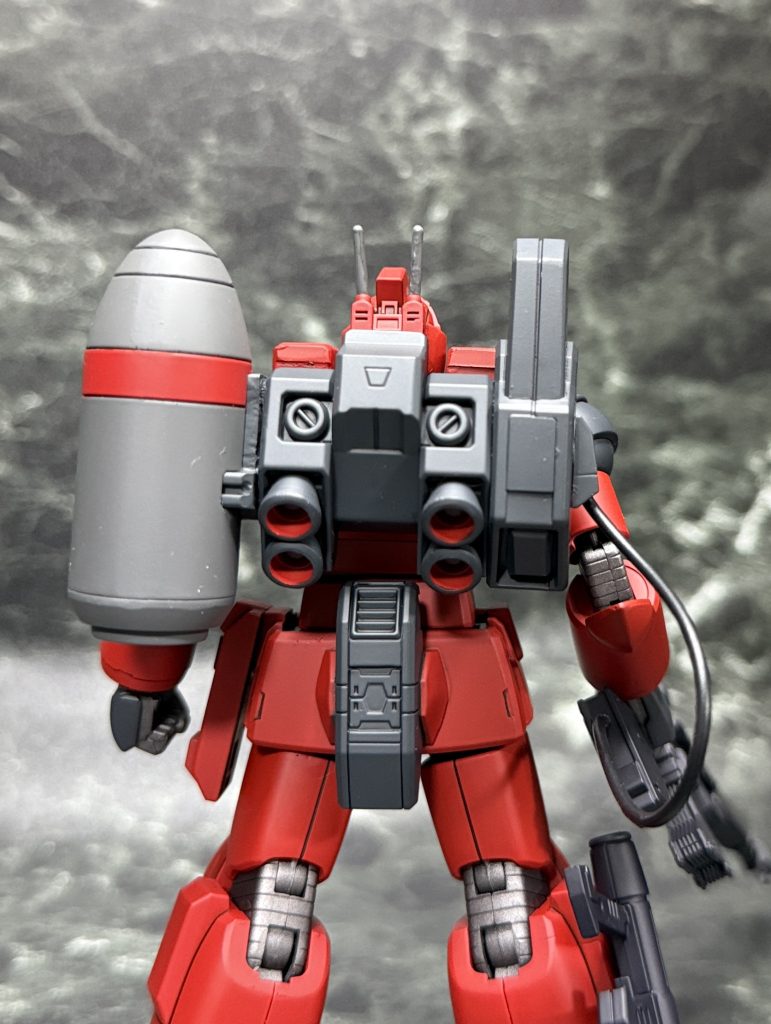 バックパックは大型エネルギータンクと冷却剤タンクを装備し、リアスカートには補助スラスターを設けました。スナイパーライフルは有線で接続することによって、短スパンで狙撃が可能に。