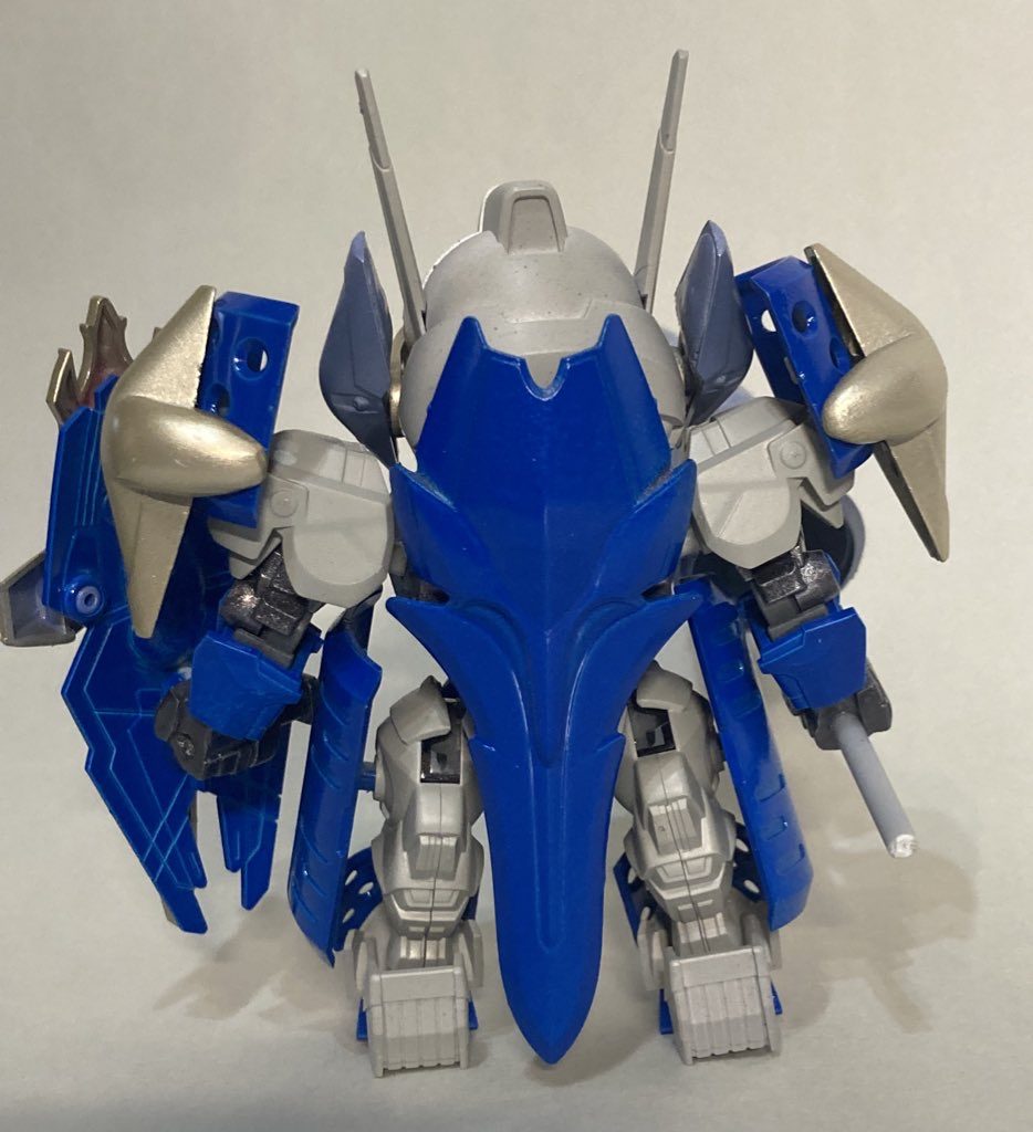 背後が寂しかったのでシナンジュの盾を背中パーツに流用