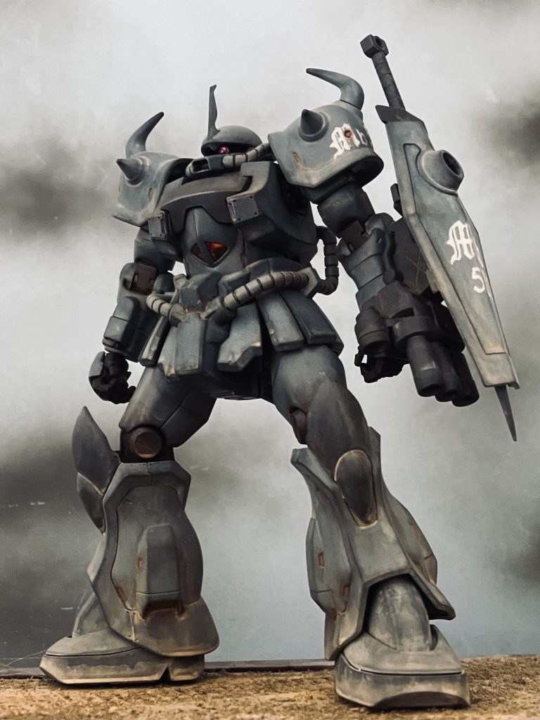 グレー系缶スプを下地にアクリル系フィールドブルー等かなり薄めたものを青っぽくなるまでビシャビシャ塗りたくりました。シールド、肩アーマーのMb521はマスキング&リタッチでペイントです