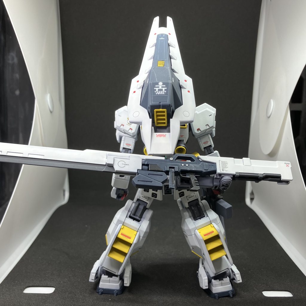 バック何となくブレードライフルを腰に懸架してみたくなって接続パーツを作りましたが、ライフルの自重にギリギリ耐えられるかといった具合です…