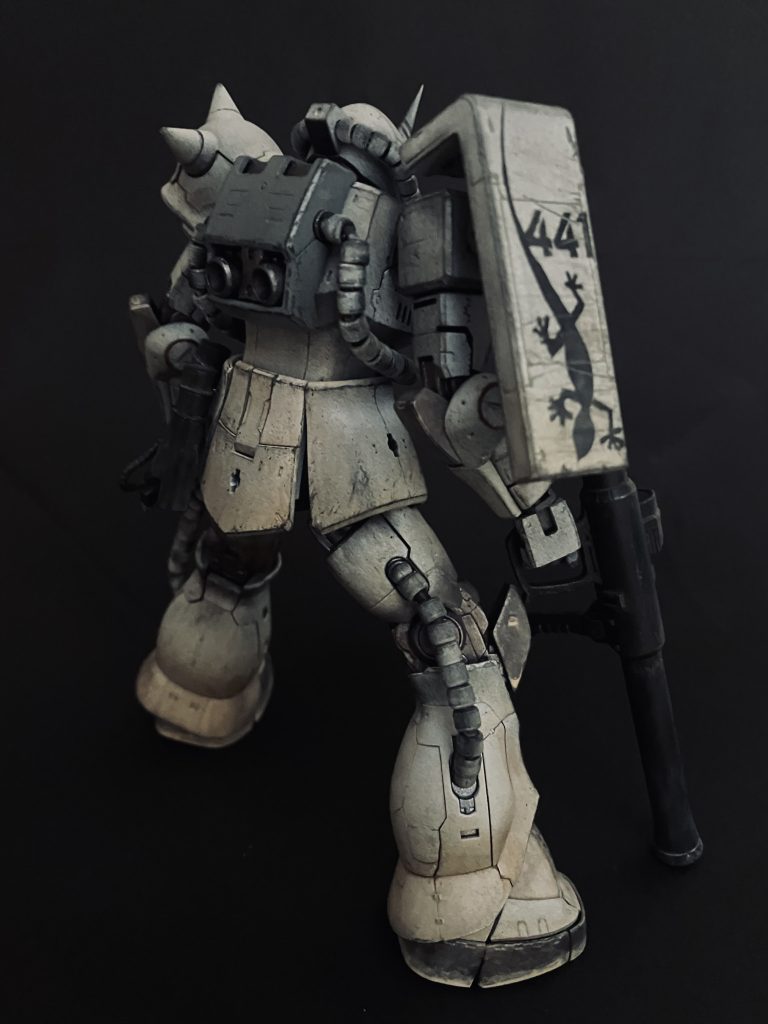 脚部のバーニアパテ埋め、バックパックのバーニアノズルを短く。腰には予備弾の筒を追加。ヤモリ等マーキングはマスキングです。