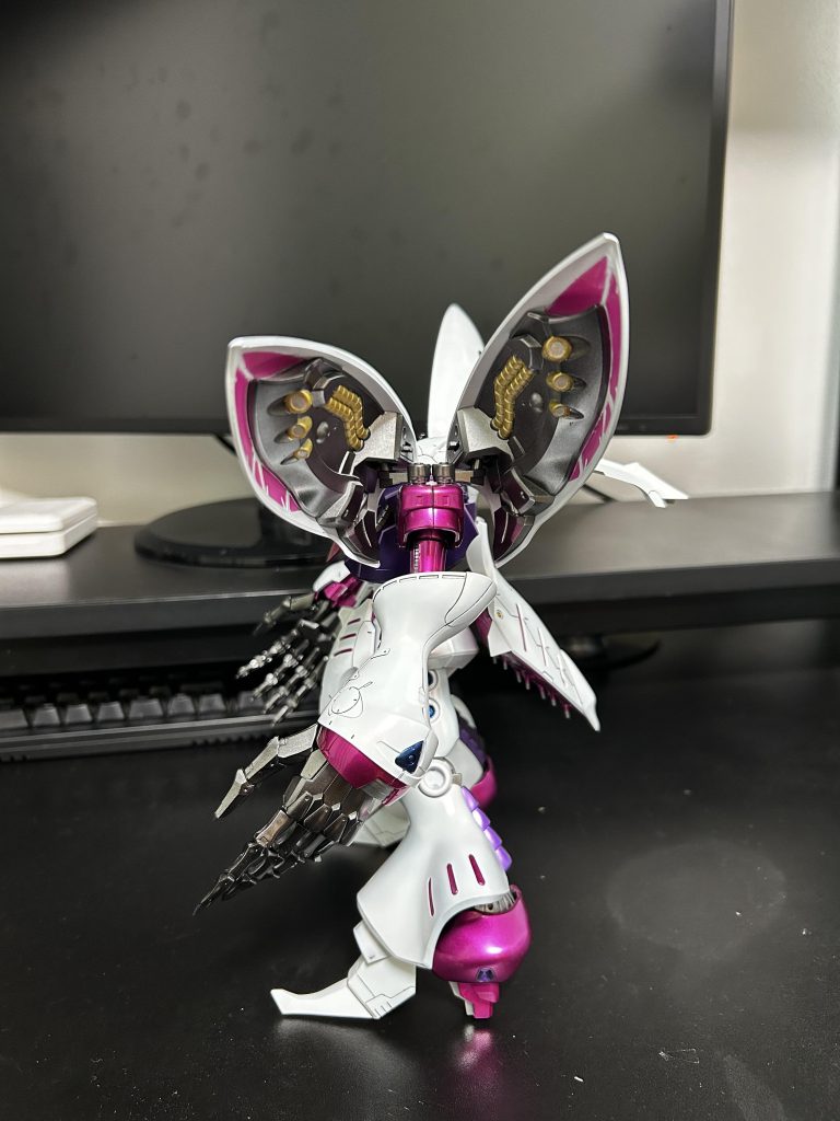 羽裏のピンクはマスキング、フレーム内部は筆塗りで部分塗装全体的にテカテカをイメージして製作を試みました。光に反射してルビーレッドがいい感じに見えましたが、写真じゃ伝わりにくかった…