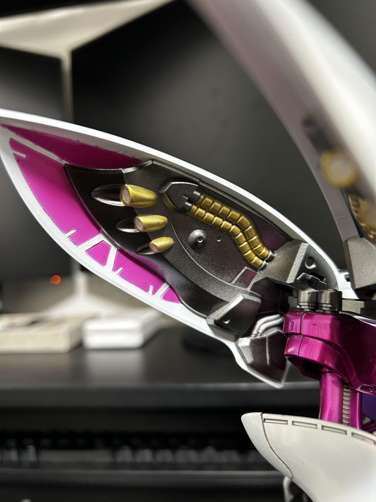 羽裏のマスキングは、カッティングが悪く直線が綺麗に出なかった。パーツ上からじゃなくて、カッティングマットでカットしてから貼ればよかったかな。