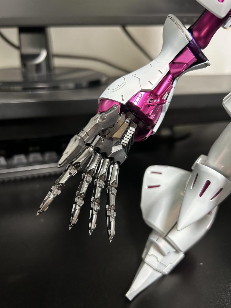 ハンドパーツは上からクリアブラックを吹いたらシャープ感が増した気がします。結構やってよかったと思います。