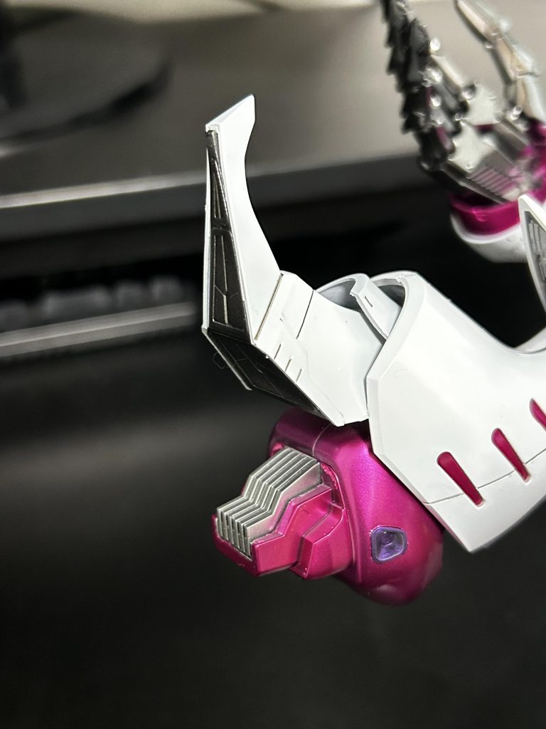 足のつま先は先端から差し込むべきだっが、ダボ軸から嵌めたので先端が浮いてしまい…キツくて戻せず…足の甲の外装は、逆にポロリしやすかった…