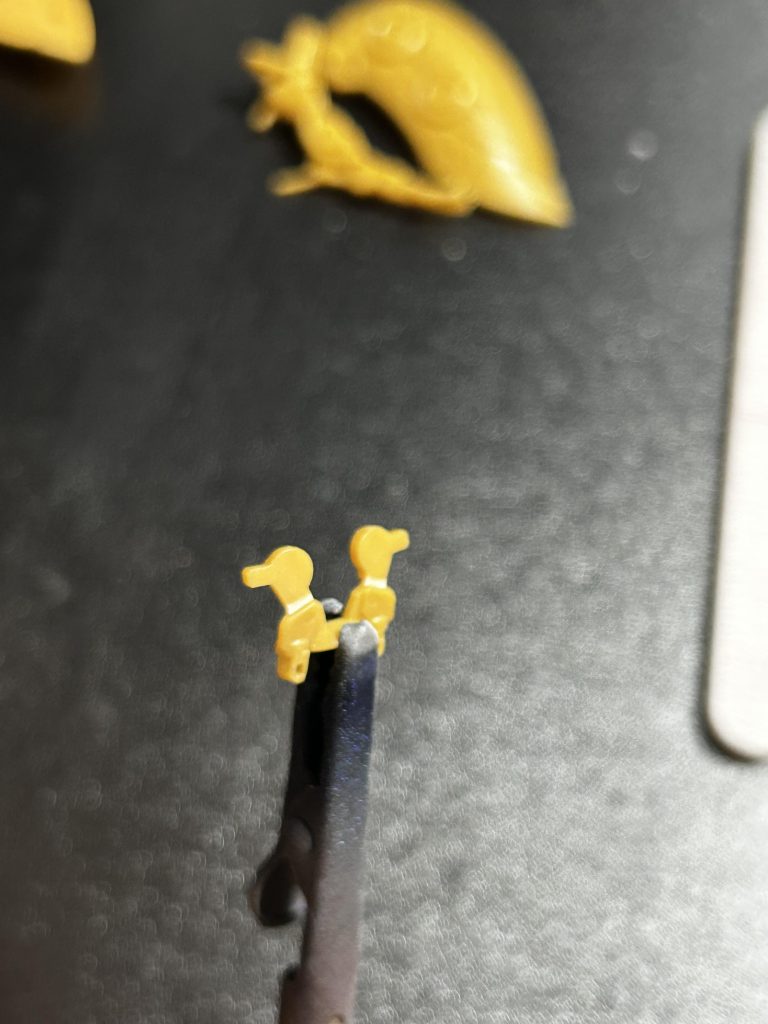 肩バインダーの加工を軽く残します。写真のパーツを少し折り曲げて、受け側のパーツは干渉回避程度にヤスりました。ポッキリいかないか不安でしたが意外と上手くいきました。