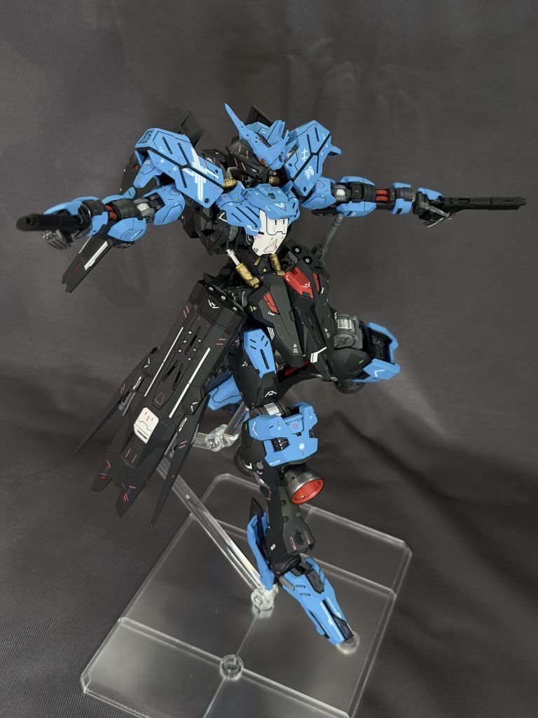 二丁拳銃装備状態バーストサーベルの刀身を納めるバインダーに、ハイキューパーツのメタルパーツ「ジーレップ」を仕込んでみました。