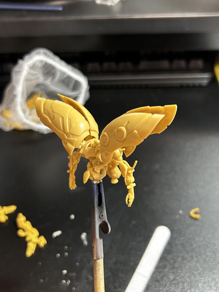 受け側と合わせながら折り角を調整して、最終的には接着しました。肩バインダーを嵌めて確認した時は感動しました。今回もこのサイズ感でこのボリューム・ディテールは凄かった!非常に満足行くキットでした。