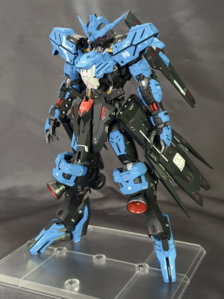 斜め前基本は、ミスターカラースプレーの「スカイブルー」と「ジャーマングレー」を外装に用い、ガンダムフレームは、プラスして「ニュートラルグレー」を使用して塗装しました。細かい部分は、後述しましたが筆塗りなので、9割は缶スプレーでの塗装です。