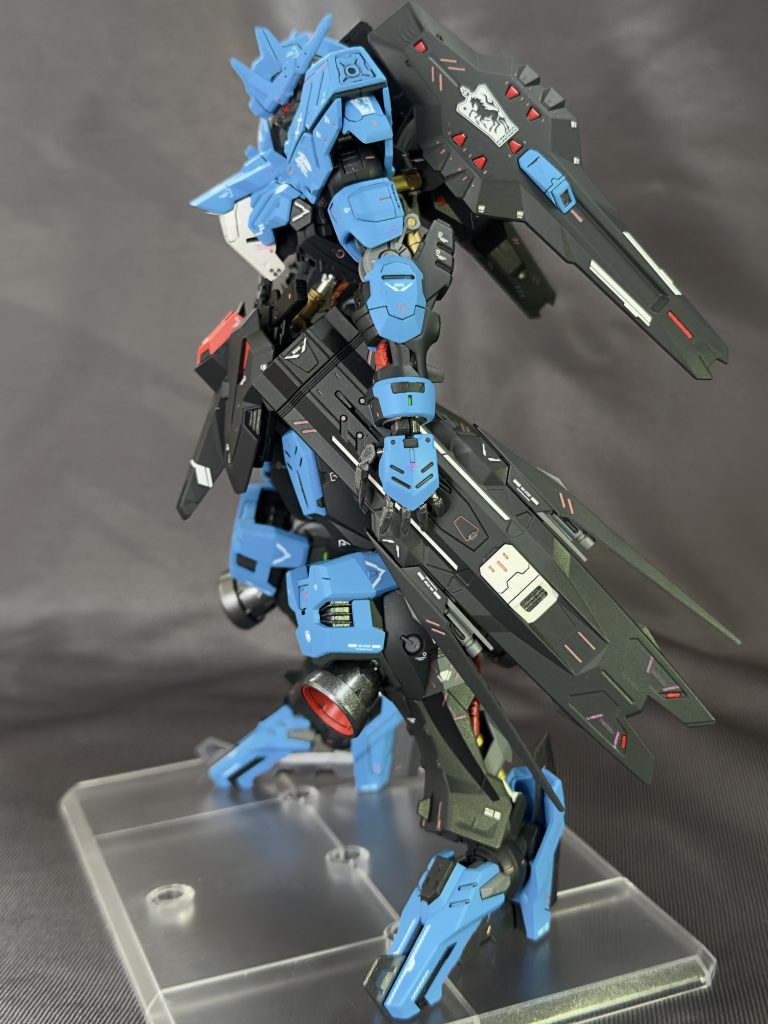 サイド墨入れは、ブラックの他にタミヤのエナメル塗料のピンクをベースに各部に使用しました。イメージとして「阿頼耶識Type-E」の起動状態を、個人的な解釈で表現してみました。