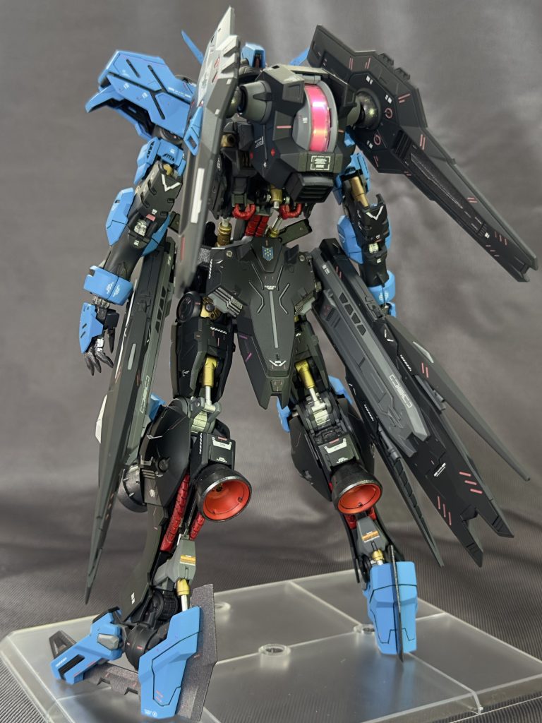 後ろ①ゴールド部分は、MrメタリックカラーのGXブルーゴールドを希釈して筆塗りしました。シルバー部分はタミヤカラーのアルミシルバー、クロームシルバーの2種を用いりました。