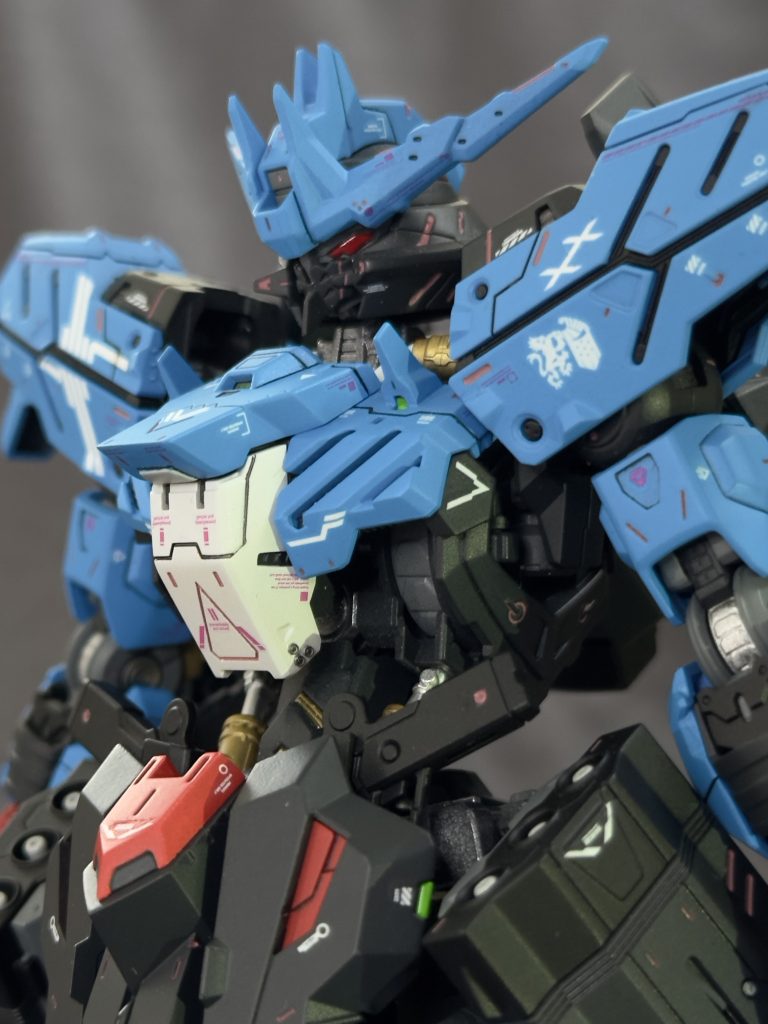 バストアップデカールは、形部氏のイラストを参考に配置、同氏がデザインしていたダリルバルデのデカールを各所に配置しました。