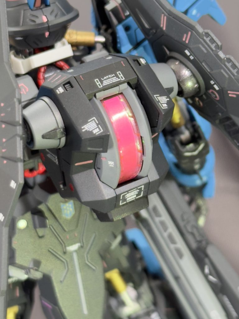 ガンダムフレーム内にある稼働用のエイハブ・リアクターとは別に、ヴィダールの特徴とも言うべき「偽装用エイハブ・リアクター」。画像では見づらいかと思いますが、ダイソーのホロテープを使用し印象的に仕上げました。