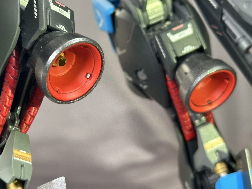 脚部前面・膝裏の大型スラスター(バーニア)には、ミニ四駆用のハトメを使用、お気軽メタルパーツです笑