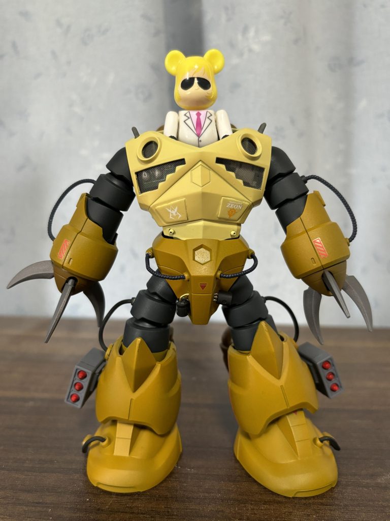 全体ショット。カラー替えだけだとつまらないので手足をパイプで繋いでみたり。