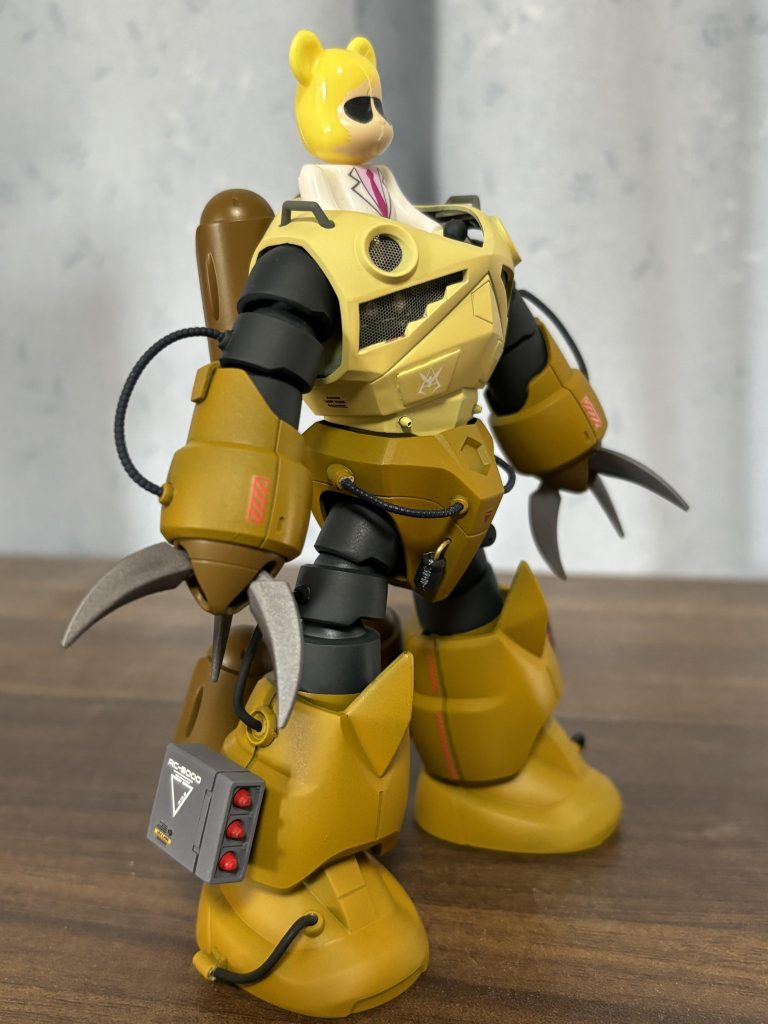 サイドショット。足にもパイプを繋いで。