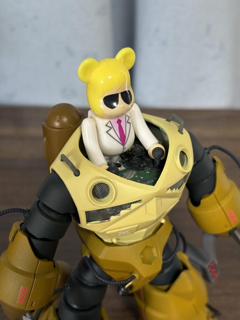 基盤とジョイントパーツでコックピット風に。