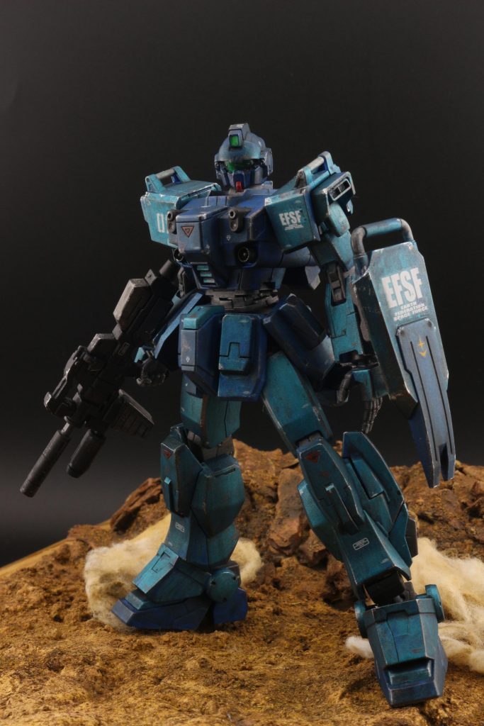 作りは陸戦型ガンダムとほとんど一緒なので、スタイルを変更。首と胴、膝、足首をブラ棒を挟むだけの簡単改造