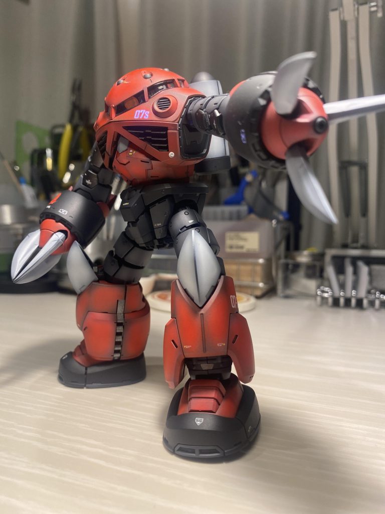 シャア専用機をたまたま模型屋さんで買えたんですが、ゾゴックカラーを意識して黒立ち上げグラデ塗装で仕上げました🐣💕