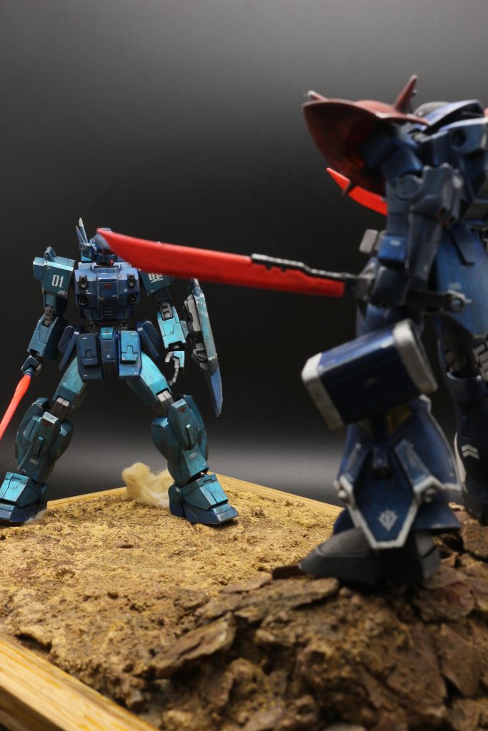 ブルーディスティニーのバイザーにも蛍光塗料を使用したのですが、