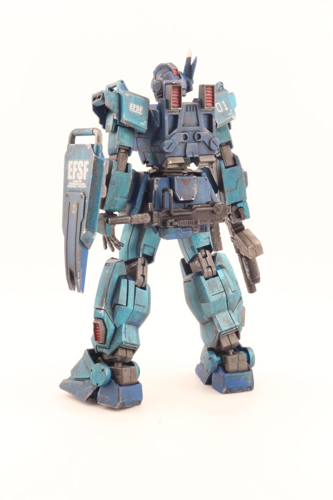 マシンガンは腰に装着。ネオジム磁石を仕込んでいます。メインの武器はビームライフルームに変更。こちらもジャンク品になりつつあった物から転用