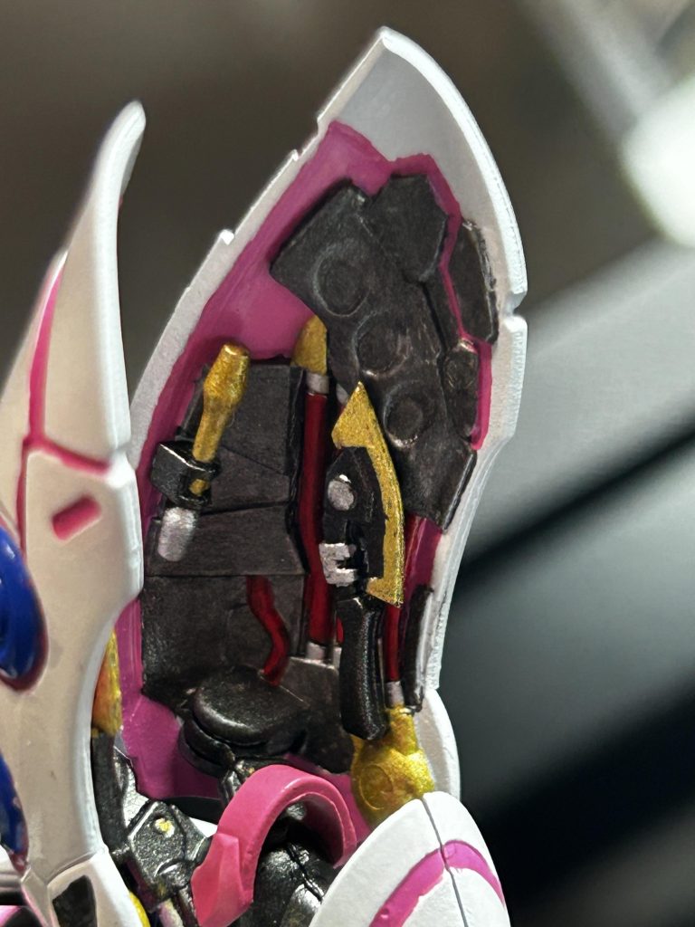 肩バインダー内側は全て筆塗りにしました。エアブラシの塗り分けの失敗を引きづりました。そうしたら筆塗りのピンクは、先にエアブラシでピンクを塗ってしまったため、同系色のピンクを作りたかったのですが…なかなか同じ感じに調色出来ず、こちらも苦労しました。調色って難しいですね…色々勉強になりました。塗料瓶をいくつか無駄にしていましましたが…達成感はヤバかったです!