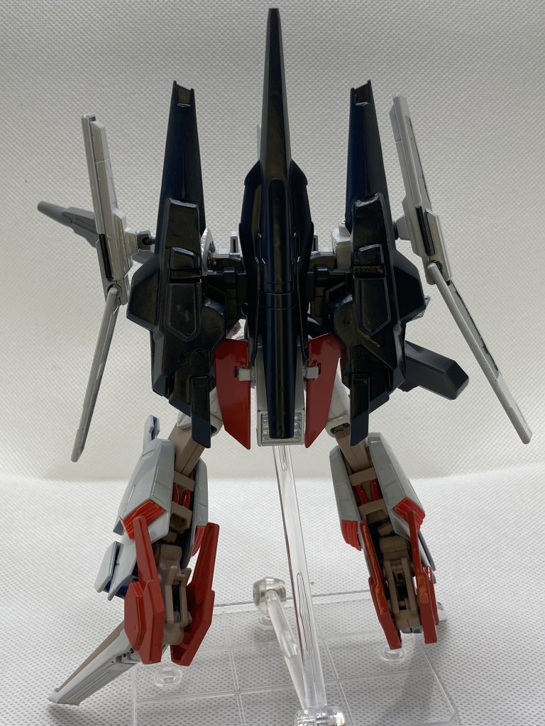 塗装はやはり難しく、サフしたにもかかわらず、白がうまく塗れてません。ここは引き続き技術向上の課題かと思います。ただ白の色味は純白のイメージのエルガイム(Mk1)と違い、あえてホワイトグリーンで塗装してみました。あとは本家マーク2の色レシピを調べ、それらしく調色し塗装。似た感じに寄せられたのは、色あいにだいぶ助けられた気が… 💦