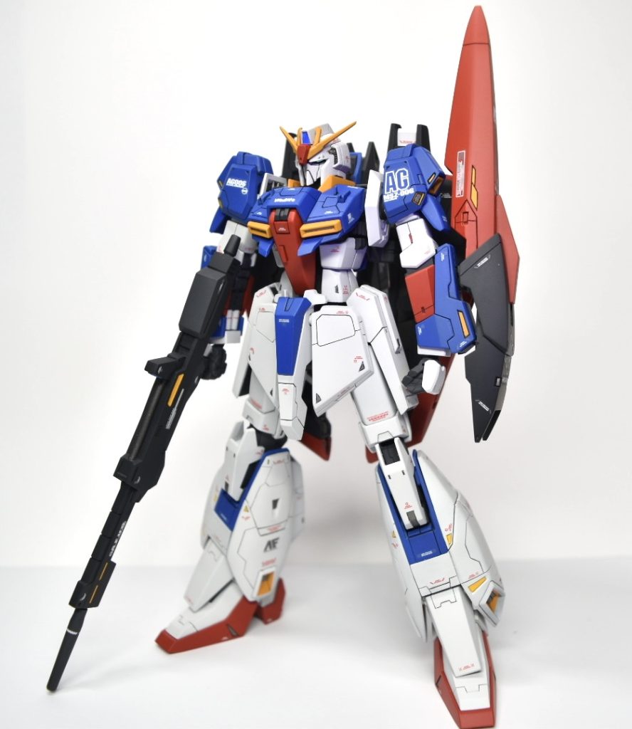 メインカメラ、ツインアイ、ビームライフルセンサーは蛍光塗料による塗装でビコーンします。目つきが攻め過ぎててちょっと分かりにくいですね😅