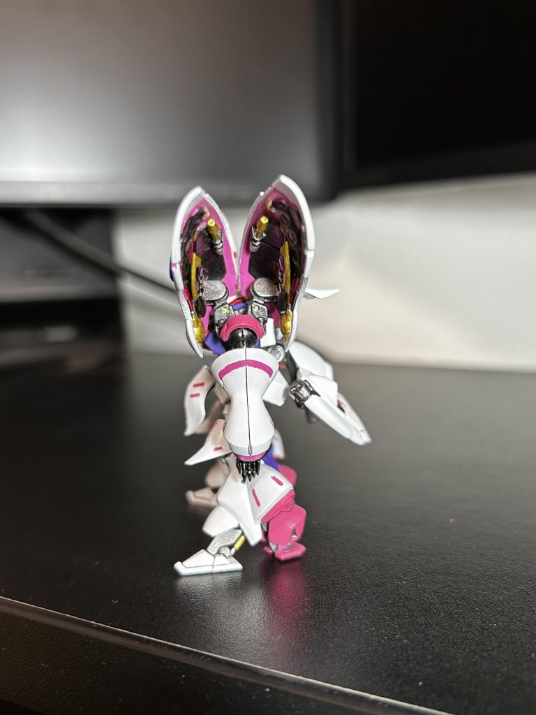 塗装は百式と同じように、ベースはエアブラシで塗装し、後は筆塗りです。白はEXホワイト(G)、フレームをガンメタ(G)、肩バインダーの青をスーパーファインコバルト(F)、紫をパープルヴァイオレット(G)、ピンクをブリリアントピンク(G)で塗ってます。下地はEXブラック(G)。白外装のピンク、フレーム周り、その他細々を筆で塗装。