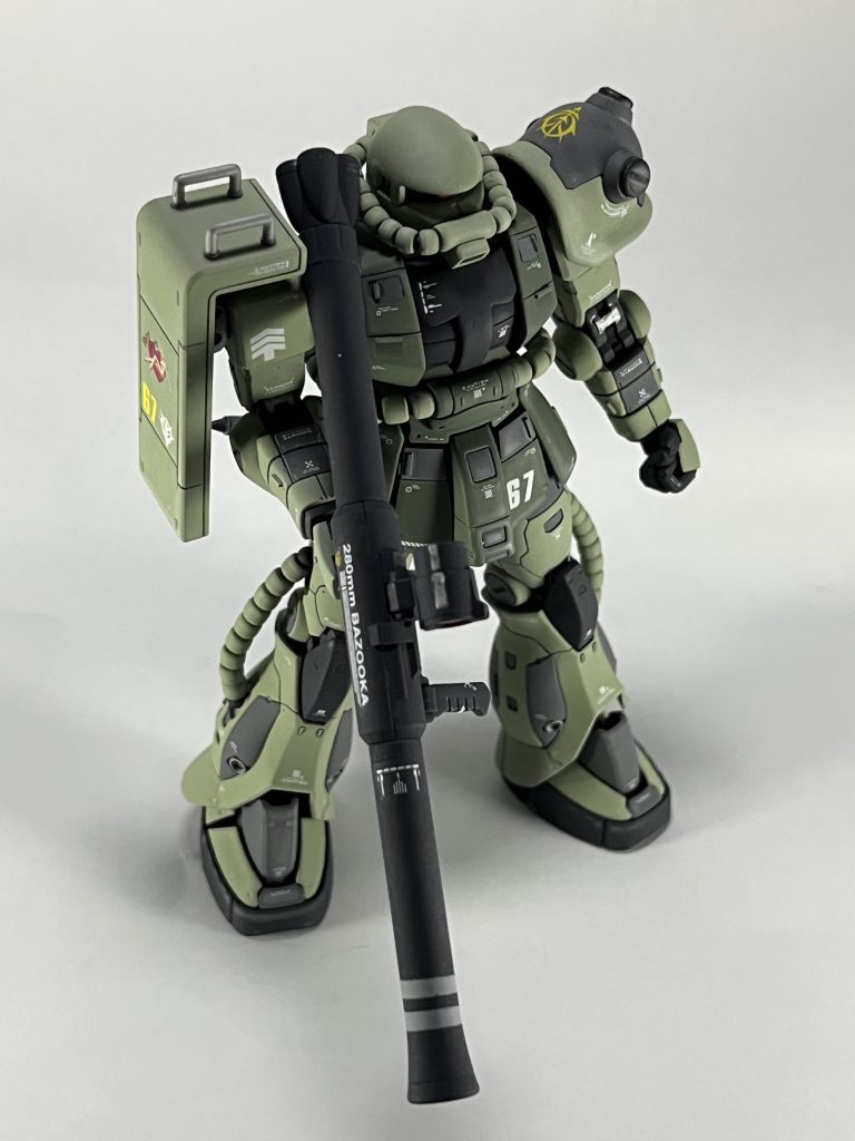 製作中になんとなくイメージしていた妄想ストーリーです。Xでは4回に分けてポストしました。こちらが完全版。(整備兵)『まさか大尉が撃墜されるとは思いませんでしたよ。ご帰還されて何よりです。ところで本当に良いのですか?こんな予備で配備されている機体で…』(フェン大尉)『俺としたことが少年兵を守るつもりが流れ弾に当たっちまうなんてついてないな。このザク、S型なんだろ?かつてシャアが乗ったのと同じ機体、整備はお前がやっている。信頼するに十分な機体だ。5分後に出るぞ。』(整備兵)『整備の腕を評価していただけるのはありがたいのですがこの戦況ではいかに大尉でも…』(フェン大尉)『このままではア・バオア・クーが墜ちる。そうなったら俺はどこに還ればいいんだよ。』(整備兵)『まったく。じゃあ帰還後にはビール奢って下さいよ。ご武運を!』(フェン大尉)『無事還ってこれたら今度こそお前の母上に挨拶しに行かないとな』(整備兵)『何度目ですかそれ言うの。まあいいです。無事のご帰還を!』(フェン大尉)『エミリ―、祈らなくても戻ってくるさ。フェン大尉、ザク、出るぞ!』