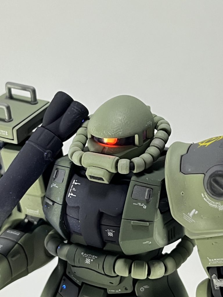 ブレードアンテナを取り付ける穴はパテで埋めました。モノアイは蛍光ピンクで塗装してあるのでUVライトで光ります。