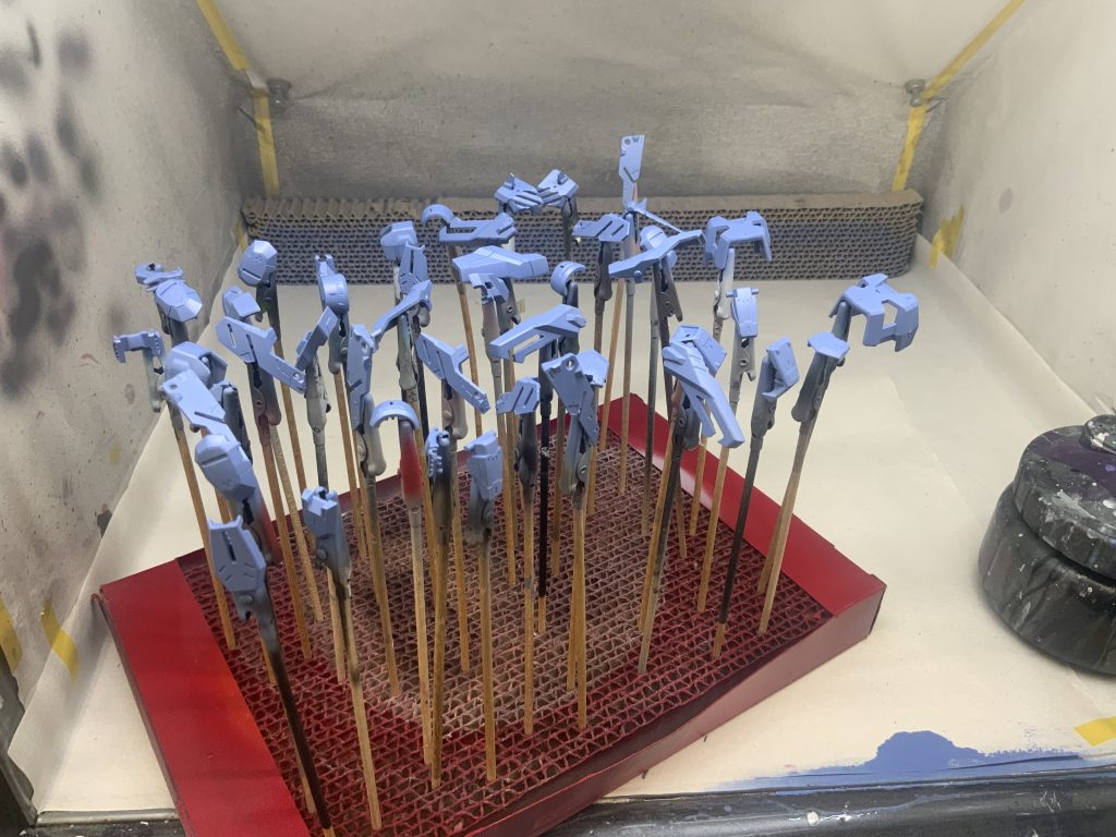 青外装を塗っている図青のレシピは全てガイアノーツのコバルトブルー、ニュートラルグレー1、スターブライトシルバーを混ぜています目の細かいシルバーを混ぜることで高級感出ますねまた黒はグラファイトブラックで塗装しています。これもメタリックが少し含まれてるので良きかな