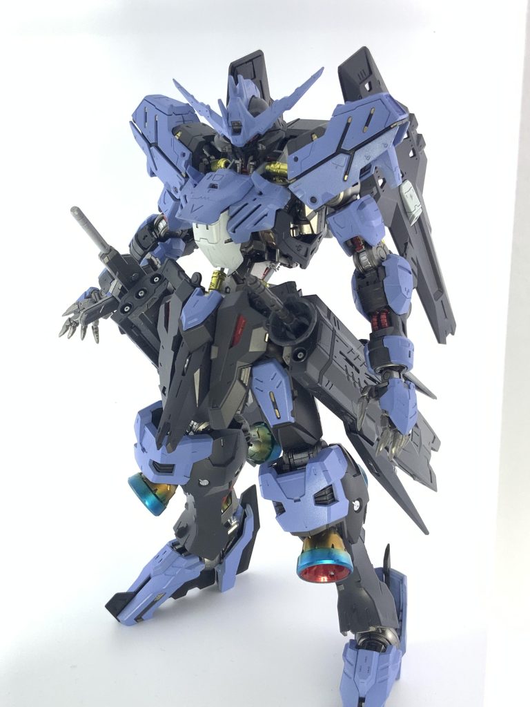 墨入れ前の写真色はダークグレーで墨入れしたからかあんまりディテールが目立ちませんでした(二敗)またスラスターノズル外側にチタン焼き表現を取り入れていますがエアブラシ下手くそなので拡大されると恥ずかしいナ…(gundam-kao4)