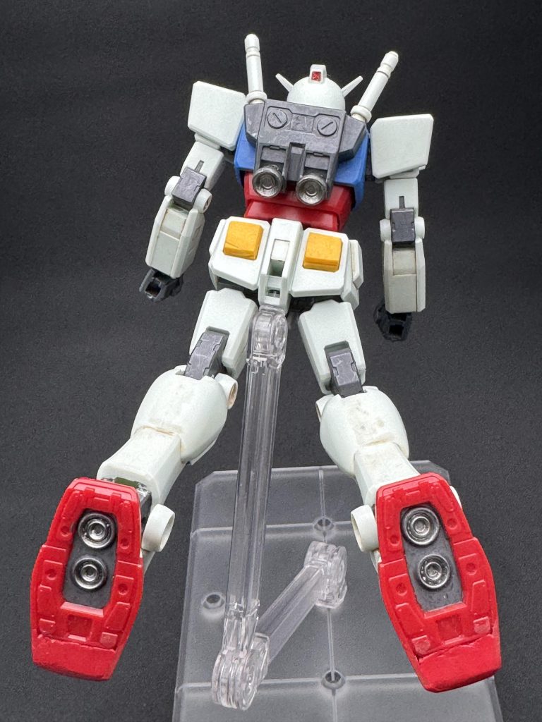 バーニアはメタリック塗装関節はクレオスのメタルカラーアイアンで塗装…筆ムラが目立たないので🤔頭部後ろのカメラは赤のラピーテープを貼って、UVクリアレジンを垂らしてUV硬化