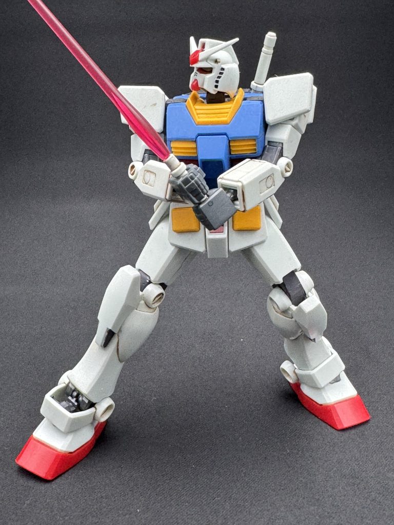 腕のシールド取り付け穴は全部埋めました手の穴も埋めようかと思ったけど、ビームサーベル持たせるのでやめた…遊びすぎて、関節はクタクタ…補強入れてるけど