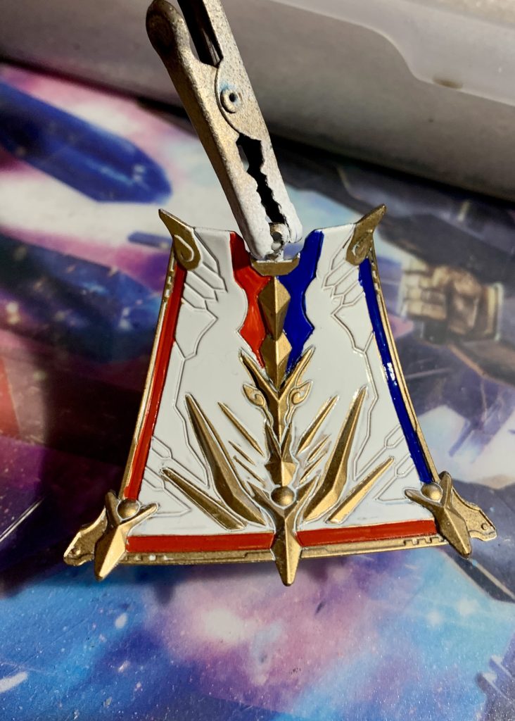 アクリルで赤と青を筆塗やエアブラシで塗装はみ出した部分をマジックリンでふき取り墨入れアクリル半艶でコートの順で作業しました。