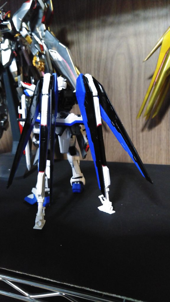 スタンドがないキットなのでポージングが難しいので普通に立たせて飾ることにしました。