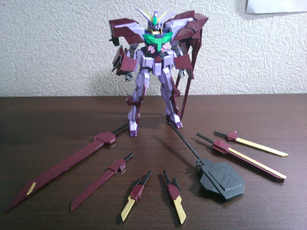 セブンソードを意識した武器の本数だった気がする。右腕のパーツはソードストライクガンダムの「パンツァーアイゼン」が元ネタ。