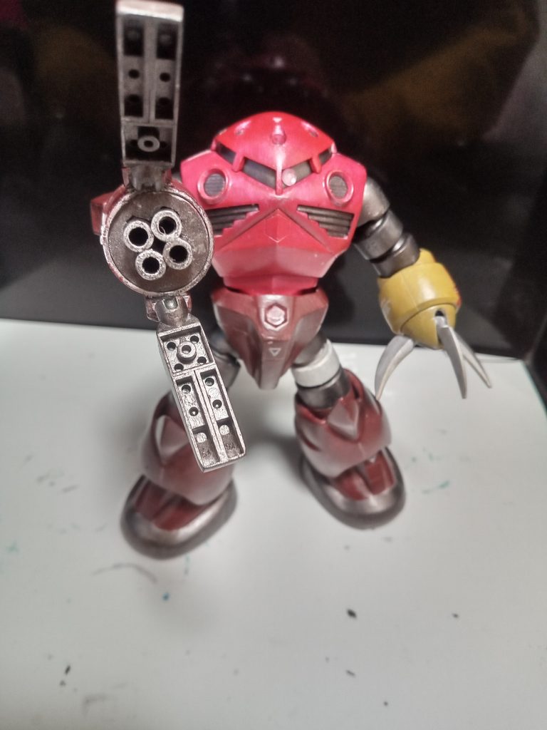 右腕のクローアームは100均のプチブロックをそれっぽくくっつけています。一応可動できます。ガトリングガン部分はプラ棒ででっち上げです。