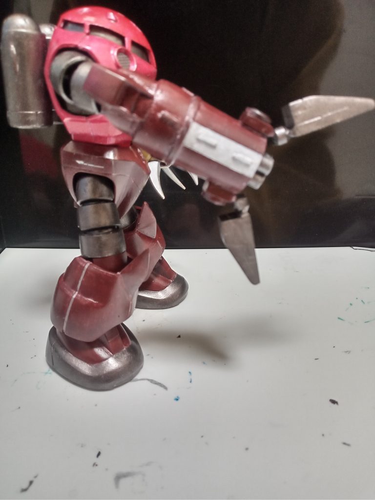 一応オラ設定としては一年戦争後、廃棄されていたズゴックをジオン軍残党が陸戦専用に改修した機体とこじつけています。カラーに関してはズゴックのパイロットの赤い彗星リスペクトによってわざわざ赤く塗り直したという設定です。ここ最近はHGUCのキットを改造することが多かったので、次は大幅に弄らずマイペースに旧キットを作って楽しみたいですね。