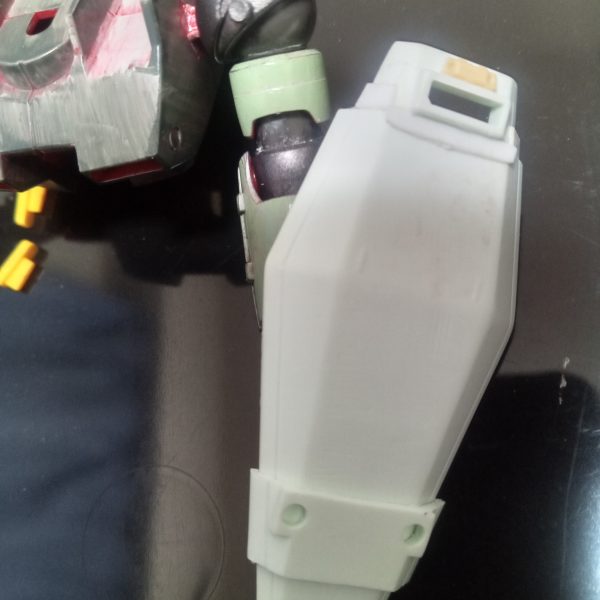 鹵獲機なんだから武装も現地調達だろうと考えジャンクの連邦軍の盾を弄っています。色塗りだけにしとけばいいのにこうやって思い付きで道草食ってしまうのもあるあるだと思っております^^;（2枚目）